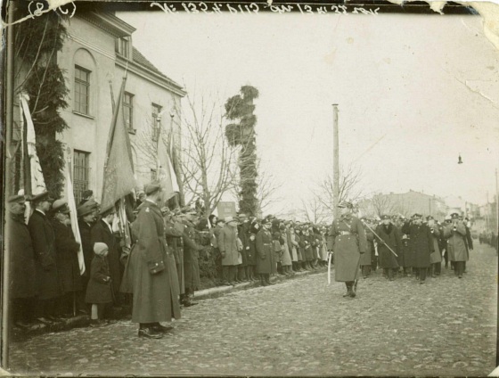 Zdjęcie. Ostrowiec Świętokrzyski. Tytuł: "3 maja przed poczta 1934".