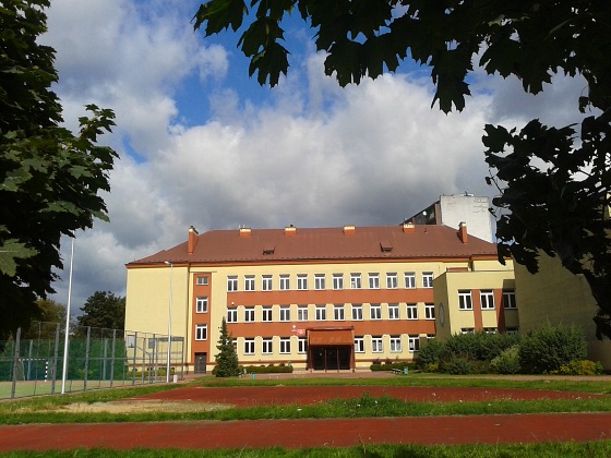 Zdjęcie. Ostrowiec Świętokrzyski. Tytuł: "Szkoła". Opis: "...".