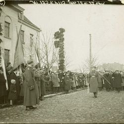 Miniatura zdjęcia "3 maja przed poczta 1934".